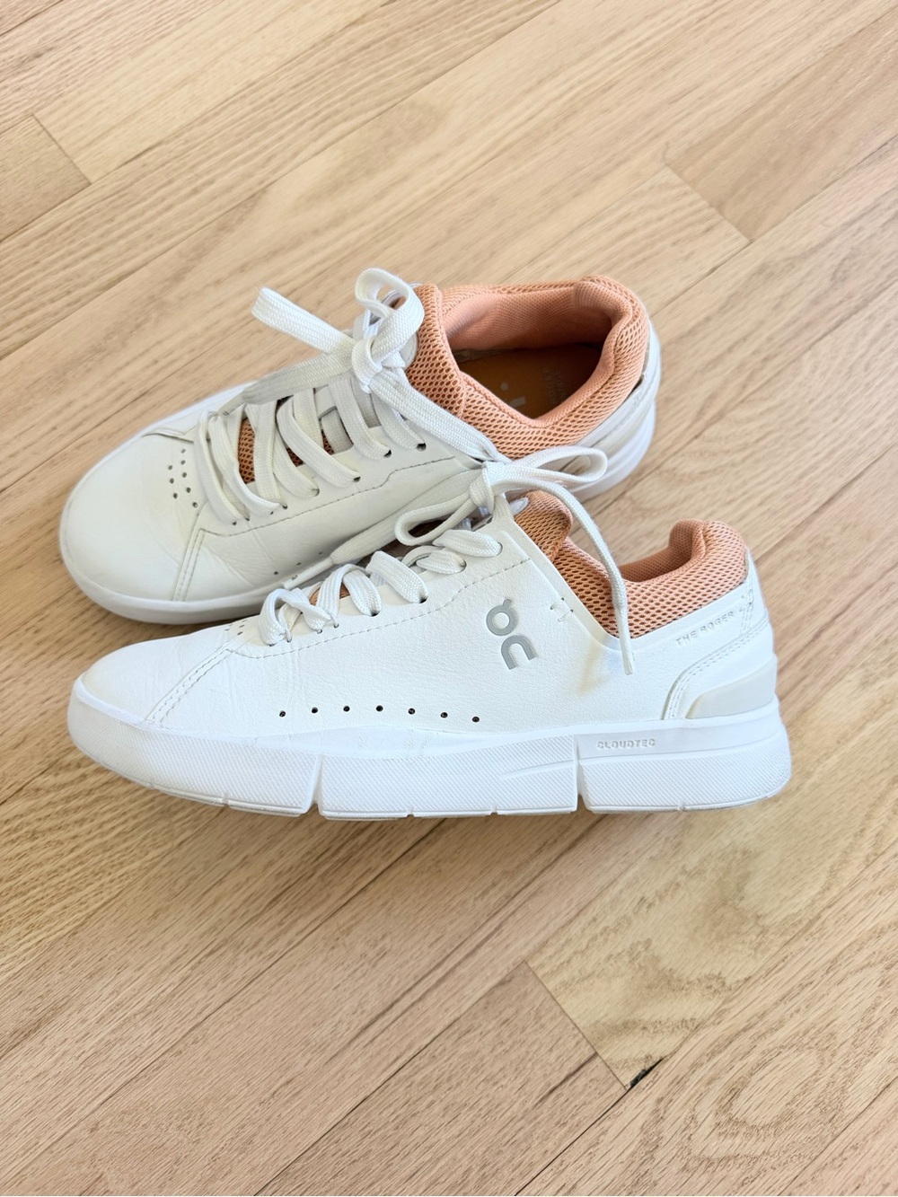 On The Roger Advantage Women’s Sneakers White Peach Size 5 EU 36